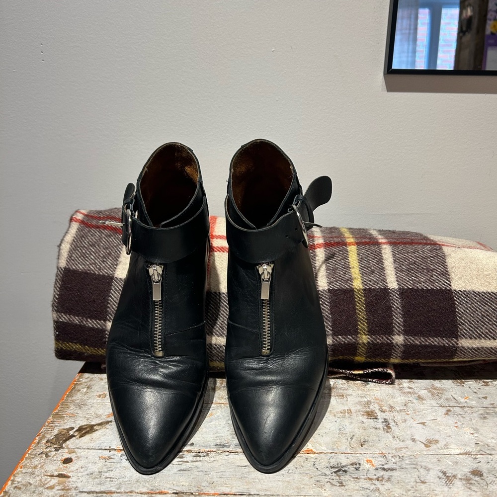Elegant Leather Black Ankle Boots with Zipper Detail - size 9 - Picture 4 of 5